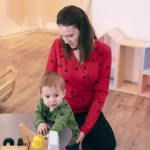 Dámske horčicové tričko na kojenie - les – Obrázok 2
