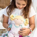 Bonikka látková bábika s náramkom - Lucy – Obrázok 5