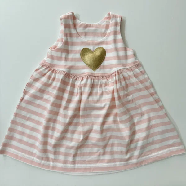 Pískacie dievčenské šaty Ivana svetloružové pruhy – srdce